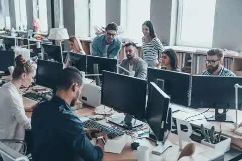 Praca po studiach za granicą: Czy to się opłaca? Pełny przewodnik.