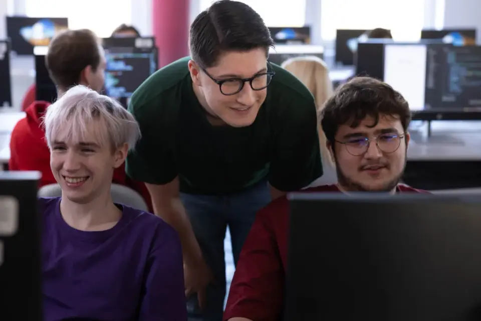 Ile zarabia informatyk po studiach? Zarobki i perspektywy